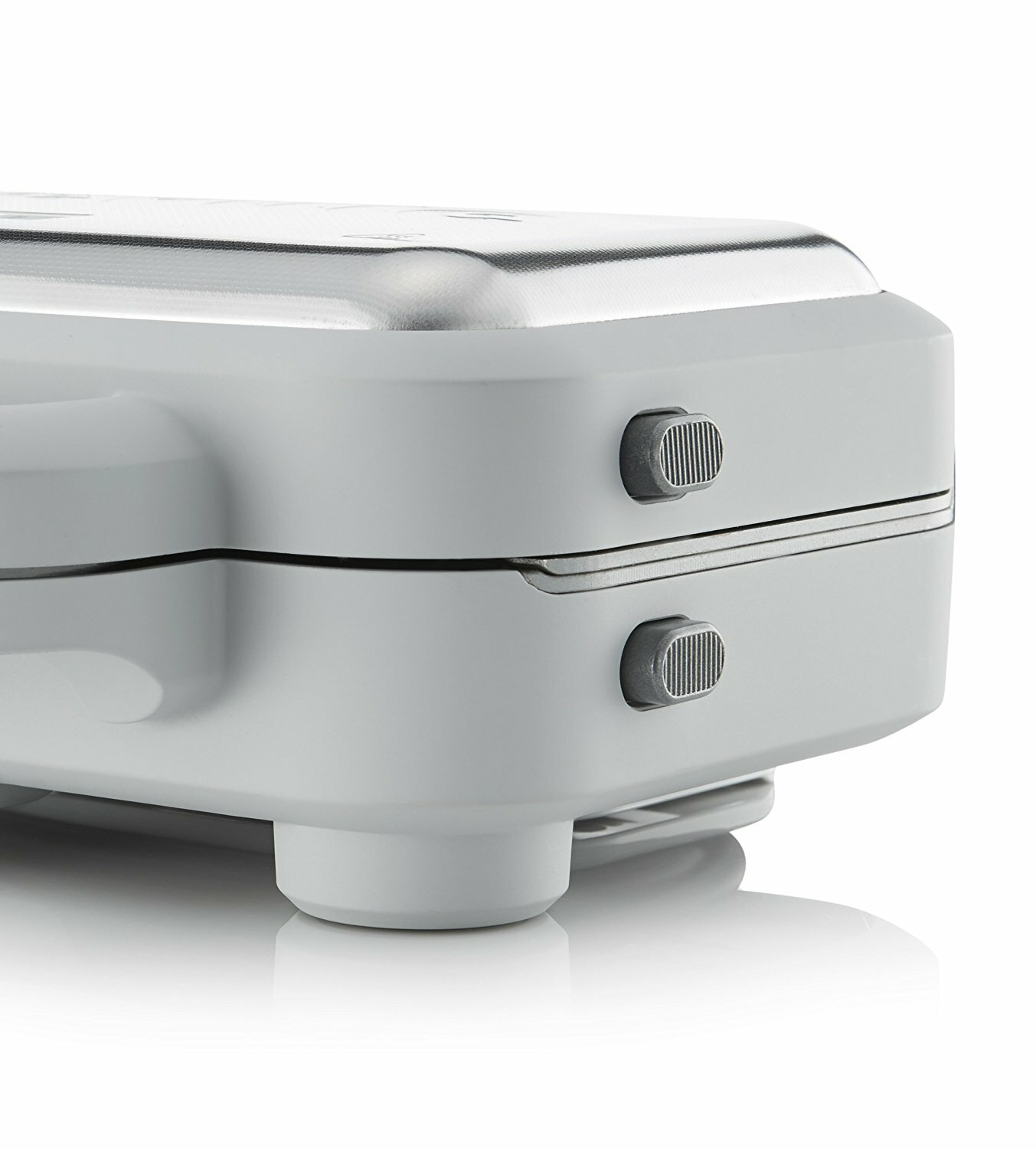 Zbliżenie gofrownicy, pokazujące górę i bok. Szary kolor z dwoma przyciskami.