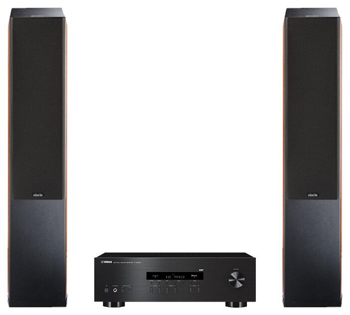 System stereo z głośnikami. Czarne głośniki i odbiornik. Białe tło. Sprzęt audio.