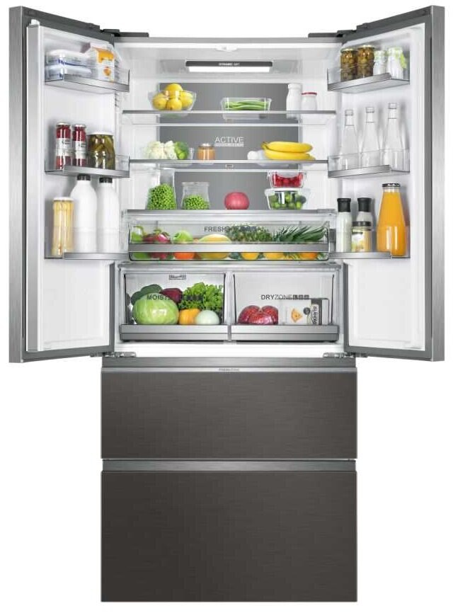 Otwarta lodówka ze stali nierdzewnej z jedzeniem na półkach i szufladach. Dwoje drzwi.