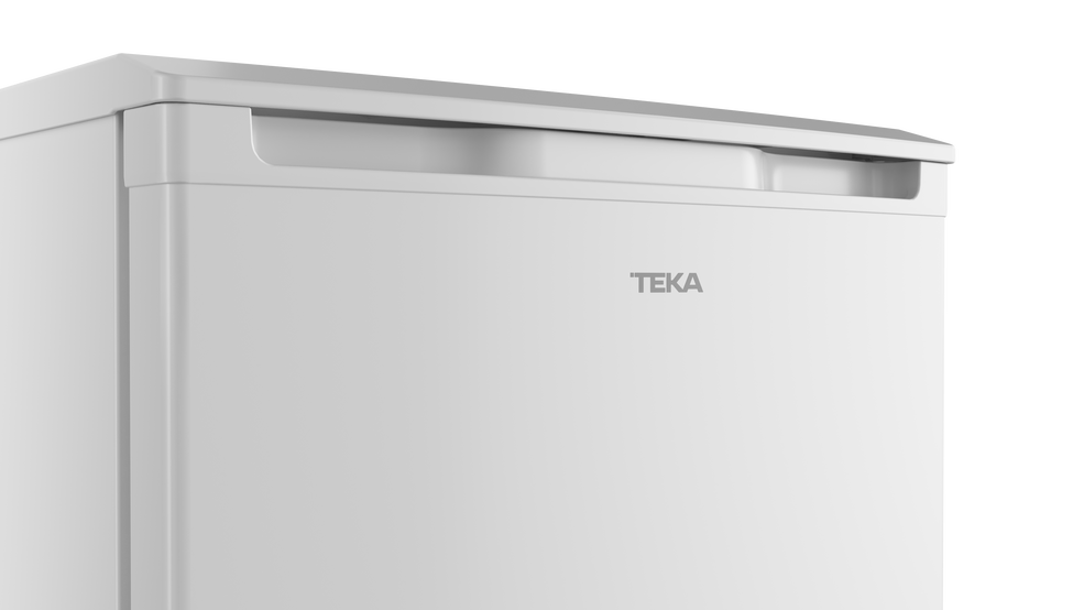 Un primer plano de un refrigerador Teka blanco con el nombre de la marca visible.