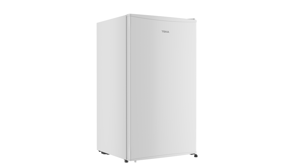 Un refrigerador blanco de la marca Teka sobre un fondo negro.