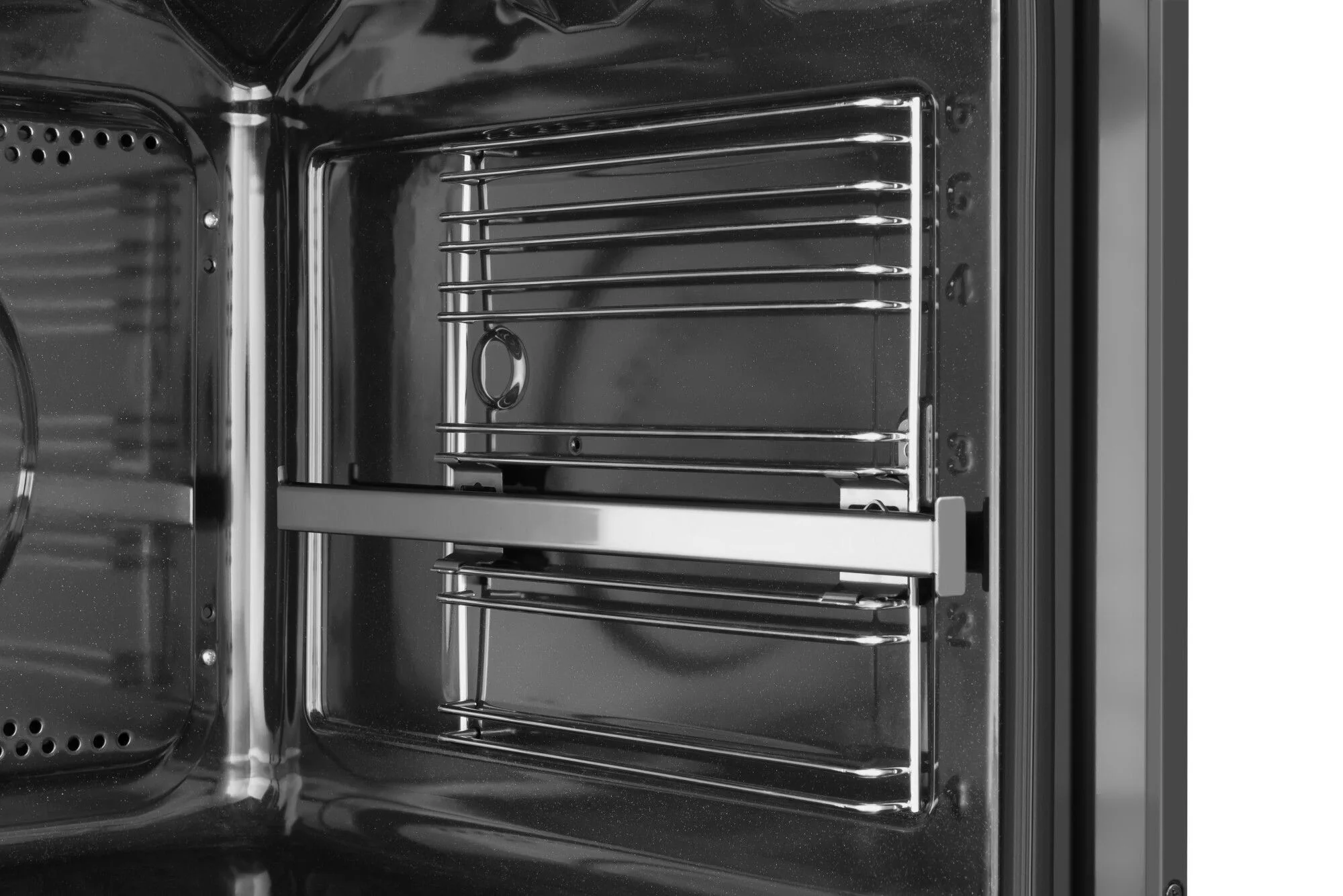 Interior de un horno con múltiples rejillas cromadas, iluminado, mostrando detalles.