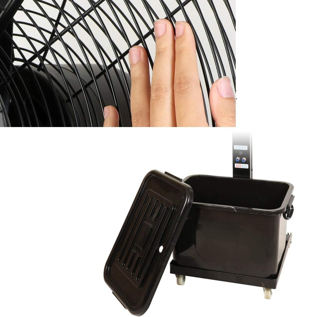 A ventilátor és egy fekete doboz közelképe fedéllel. Egy kéz megérinti a ventilátort.