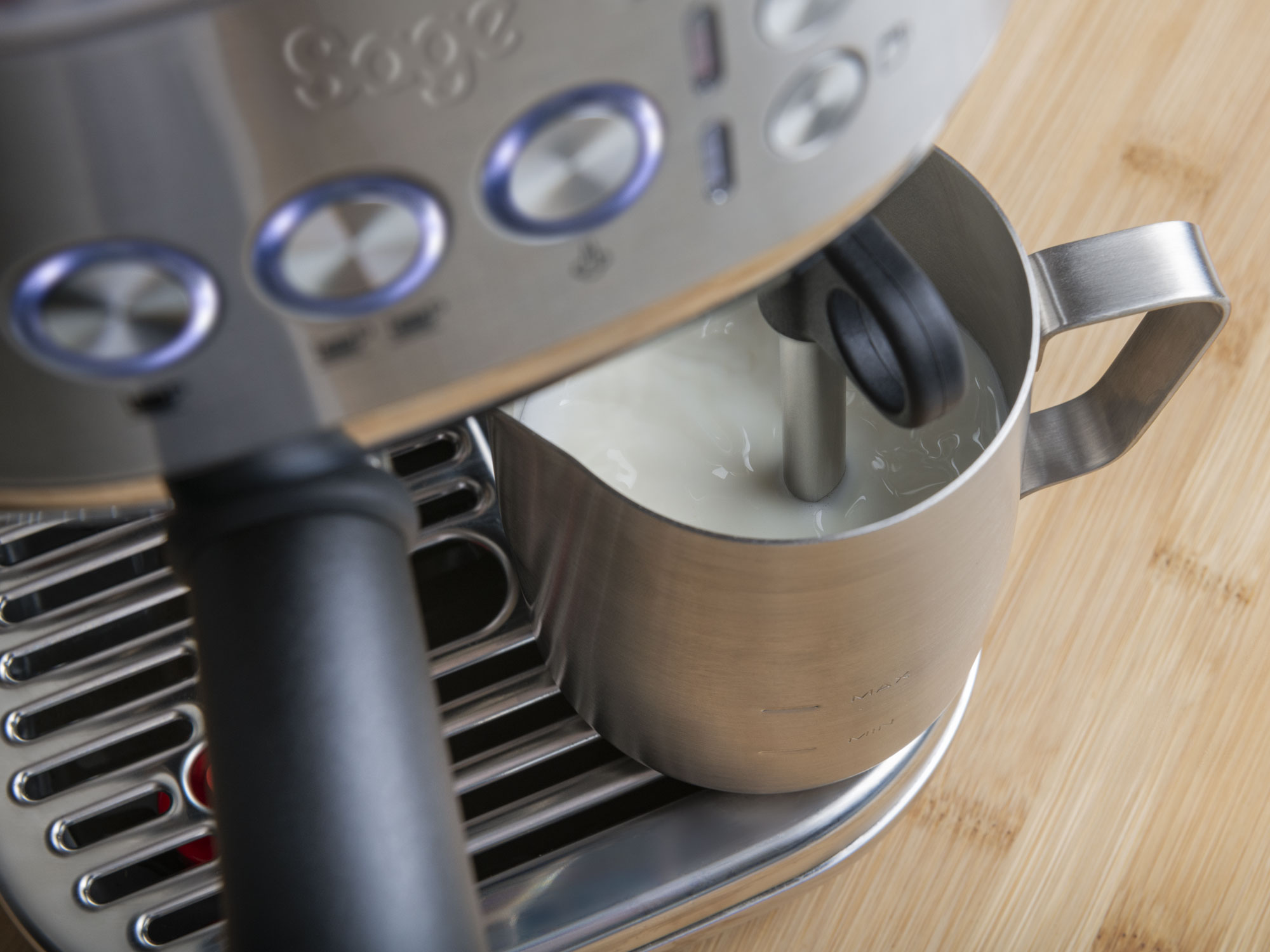 Espresszó gép tejhabosítással. Fémkancsó tejhabbal.