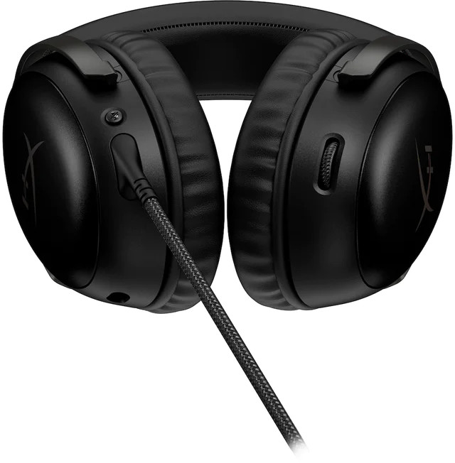 Casque noir avec un câble. Les oreillettes sont grandes et rembourrées. Contrôle du volume à droite.