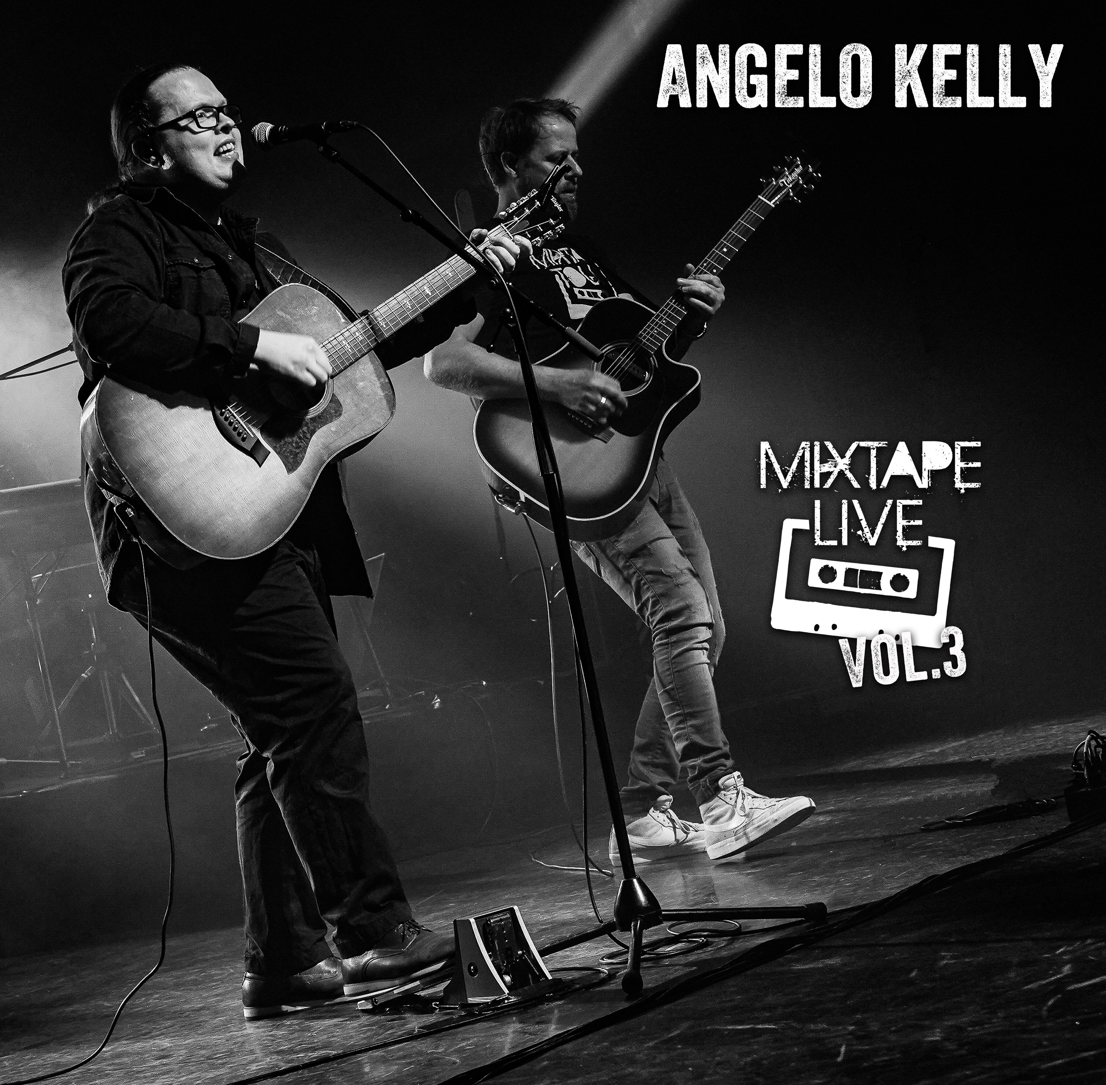 Angelo Kelly Mixtape Live Vol.3 Albumcover. Zwei Männer spielen Gitarre auf einer Bühne.