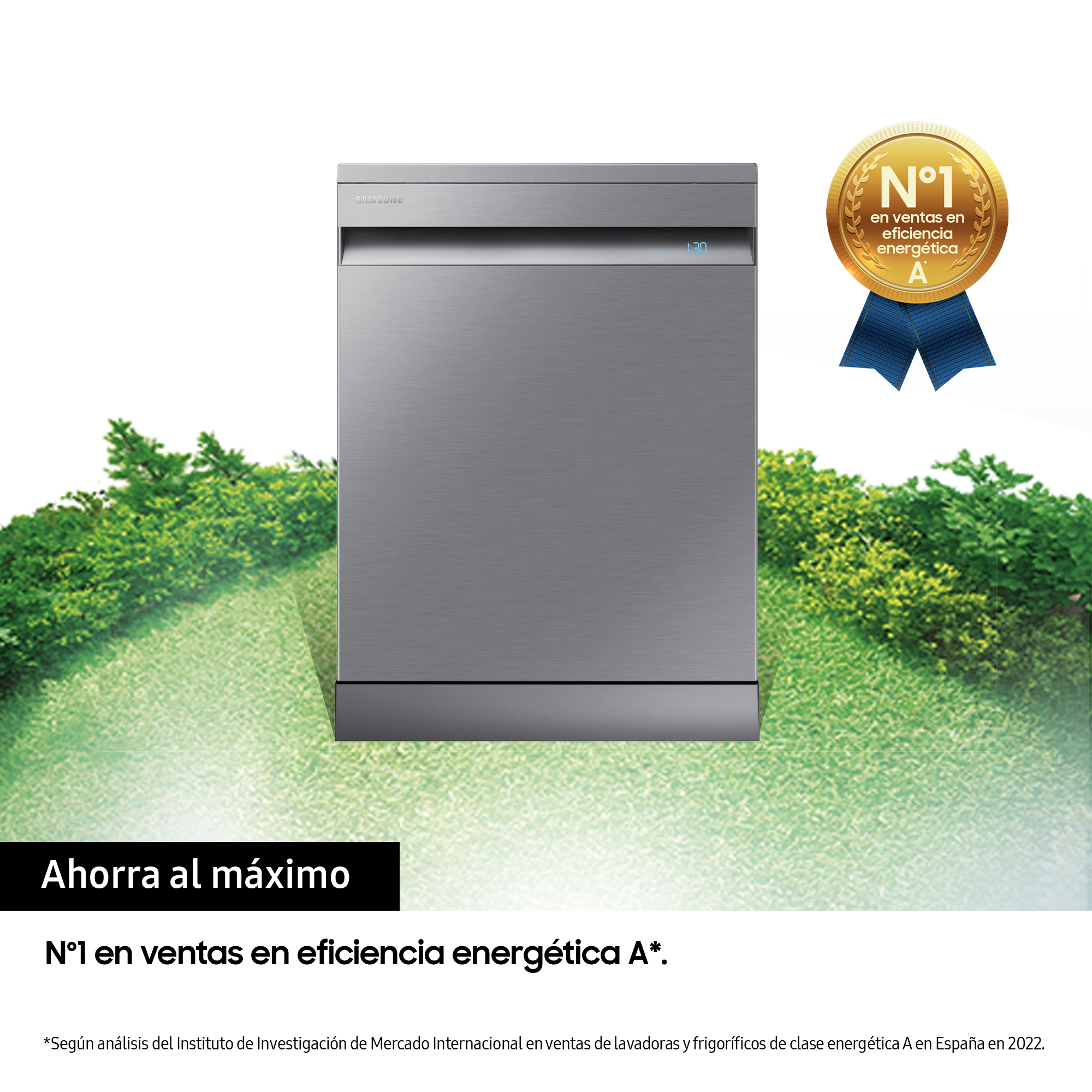 Un lavavajillas plateado con fondo verde y una insignia de venta. El lavavajillas tiene una clasificación energética A.