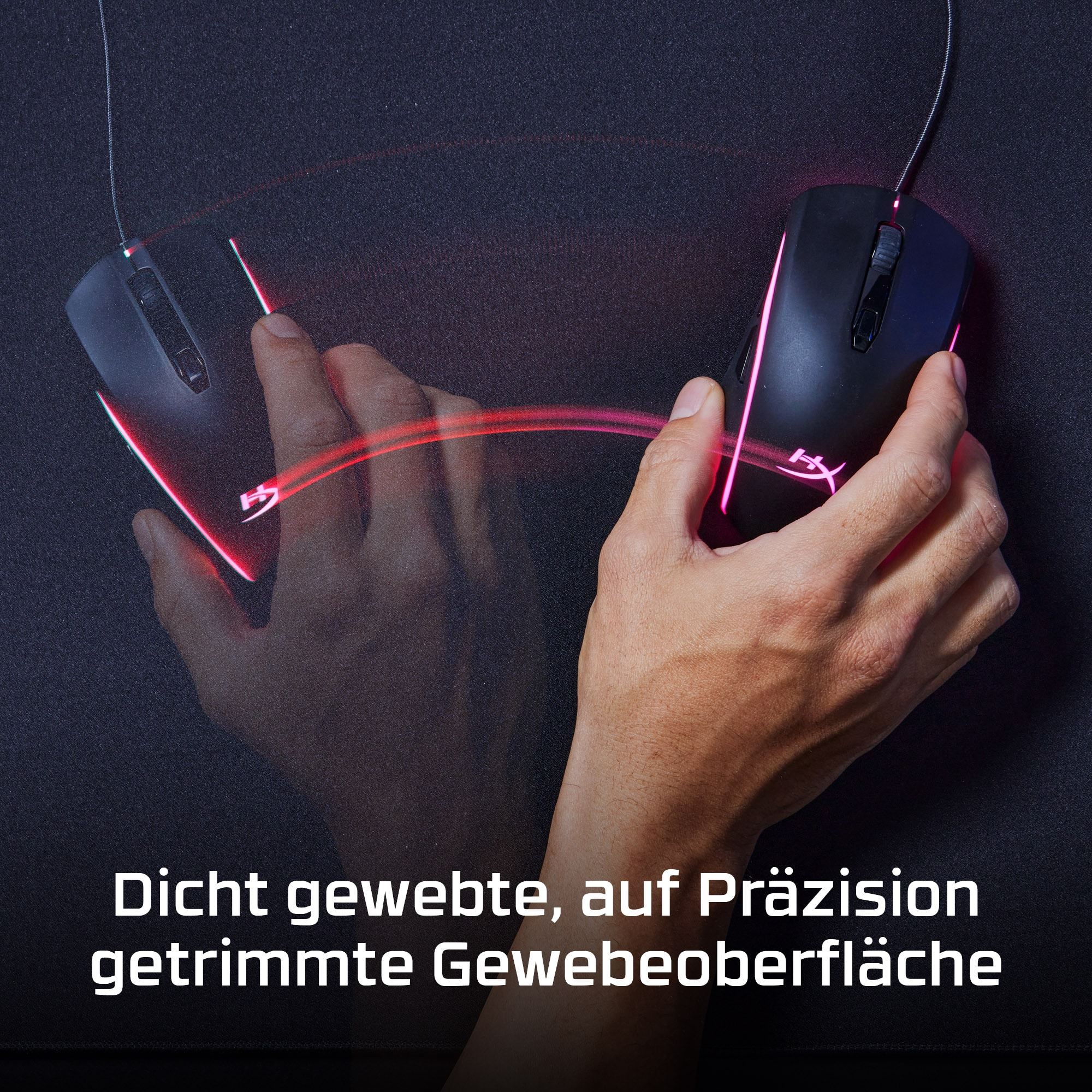 Hände halten eine Gaming-Maus, die Maus reflektiert das rote Licht von Hand und Maus.