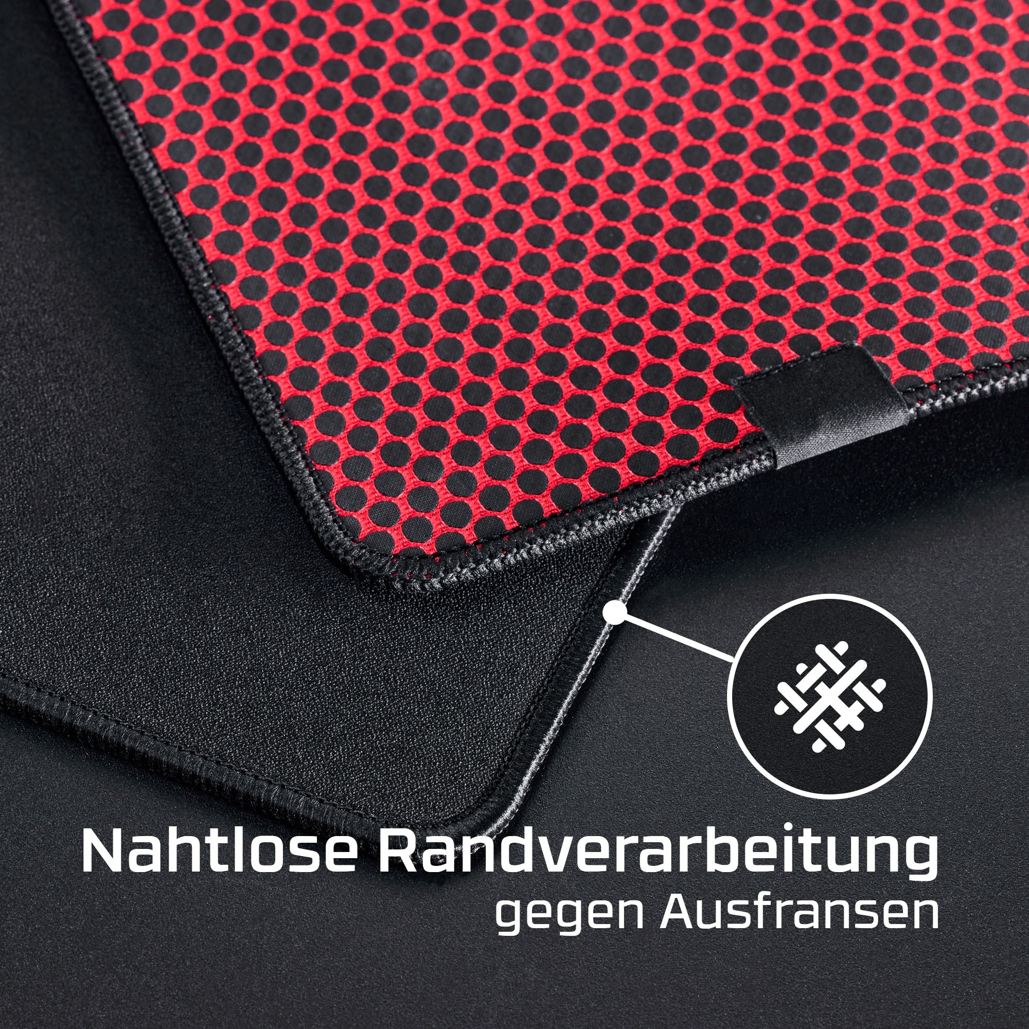 Nahaufnahme eines schwarzen und roten Gaming-Mauspads. Rote Oberfläche hat schwarze Punkte. Schwarzer Rand mit Logo.