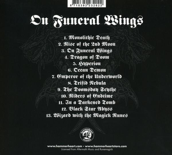 Schwarz-weiß CD-Cover mit Titelliste und Text auf dunklem Grauhintergrund.