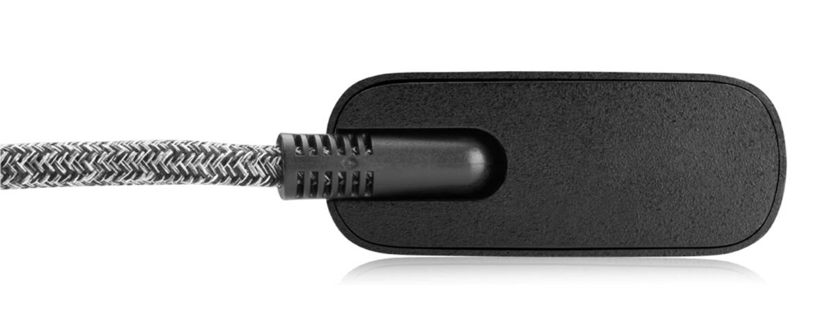 Czarny prostokąt z kablem, na białej powierzchni.