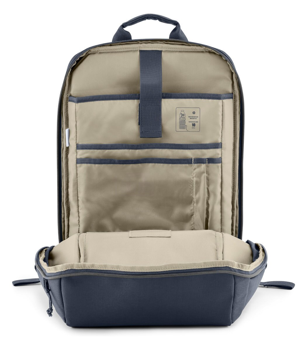 Otwarty środek plecaka z wieloma przegrodami i kieszeniami w studiu.