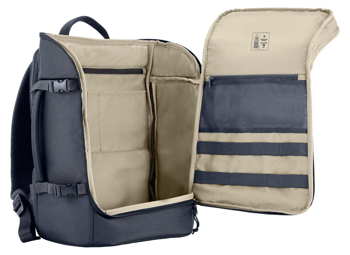 Ciemnoniebieski plecak z otwartymi przegródkami, odsłaniający beżowe wnętrze i kieszenie.