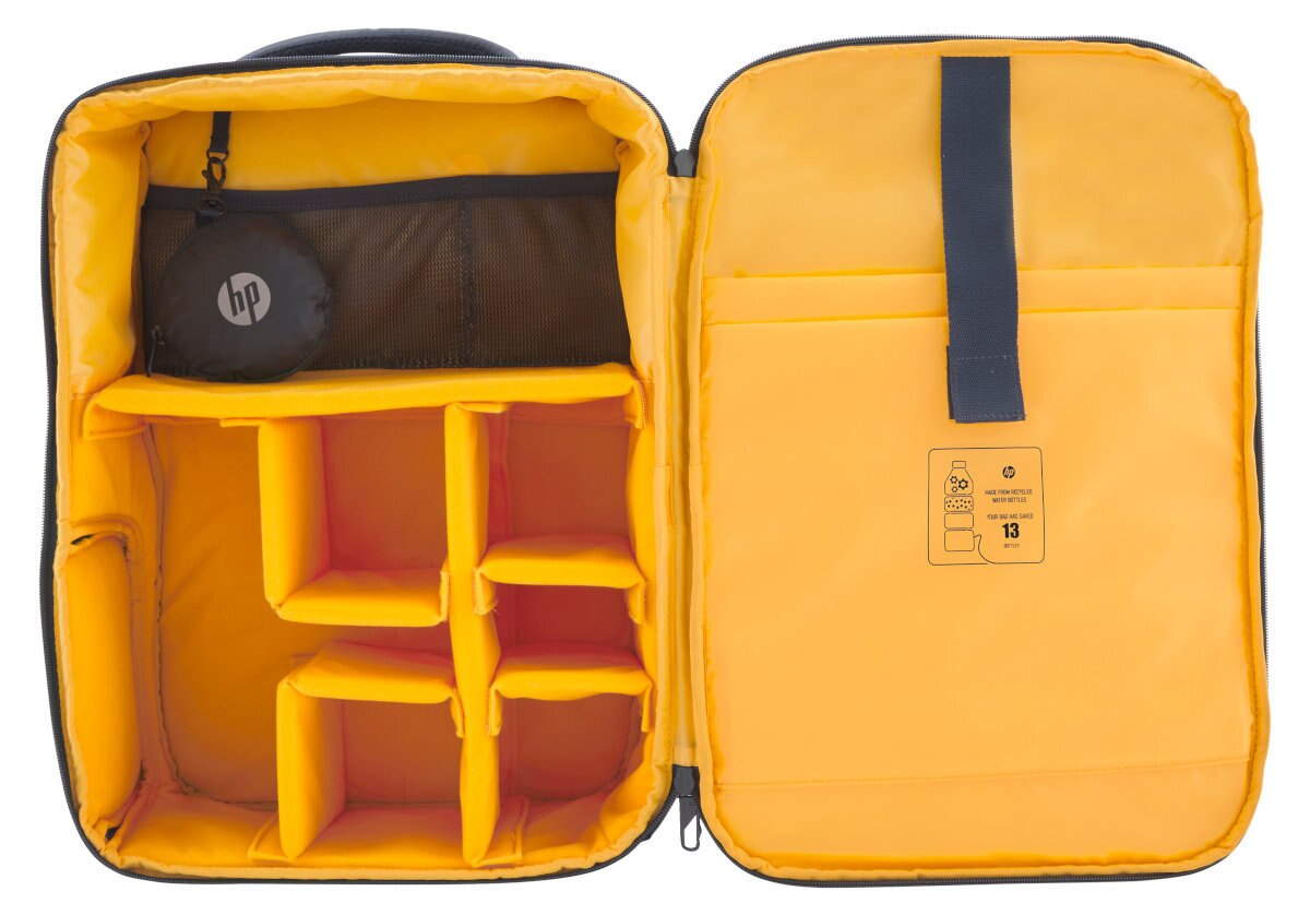 Otwarta czarno-żółta torba na aparat z przegródkami i czarną torebką HP w środku.