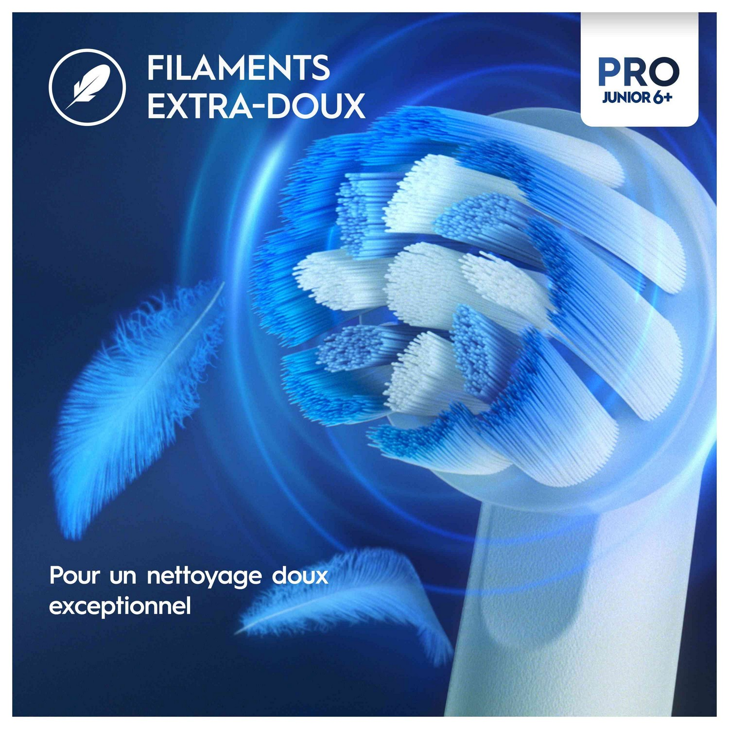 Gros plan sur une tête de brosse à dents avec des poils bleus et blancs. Des plumes flottent autour.