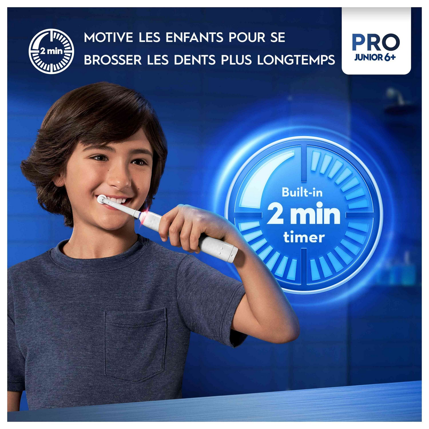 Un jeune garçon se brossant les dents avec une brosse à dents électrique.