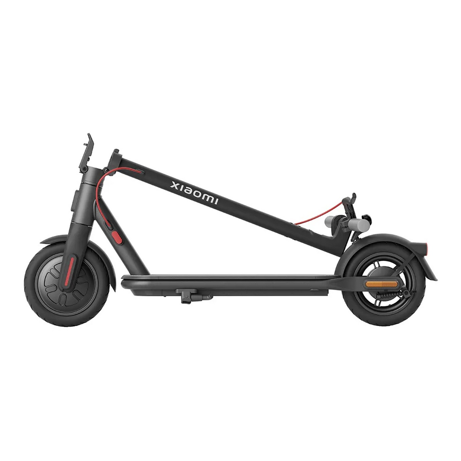 Une trottinette électrique Xiaomi noire est pliée sur un fond blanc.