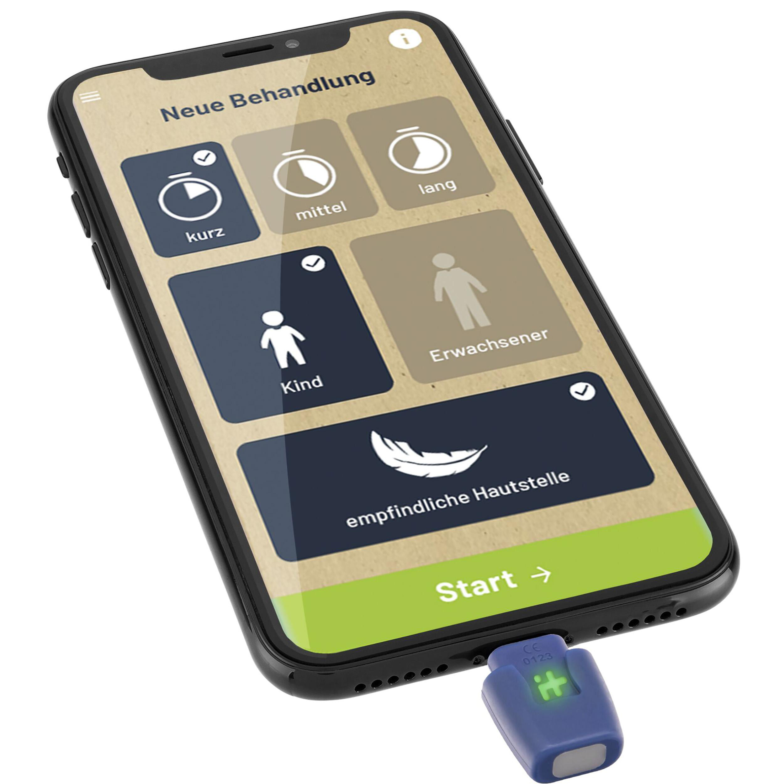Smartphone zeigt App-Oberfläche zur Hautbehandlung. Bläuliches Behandlungsgerät unten angeschlossen.