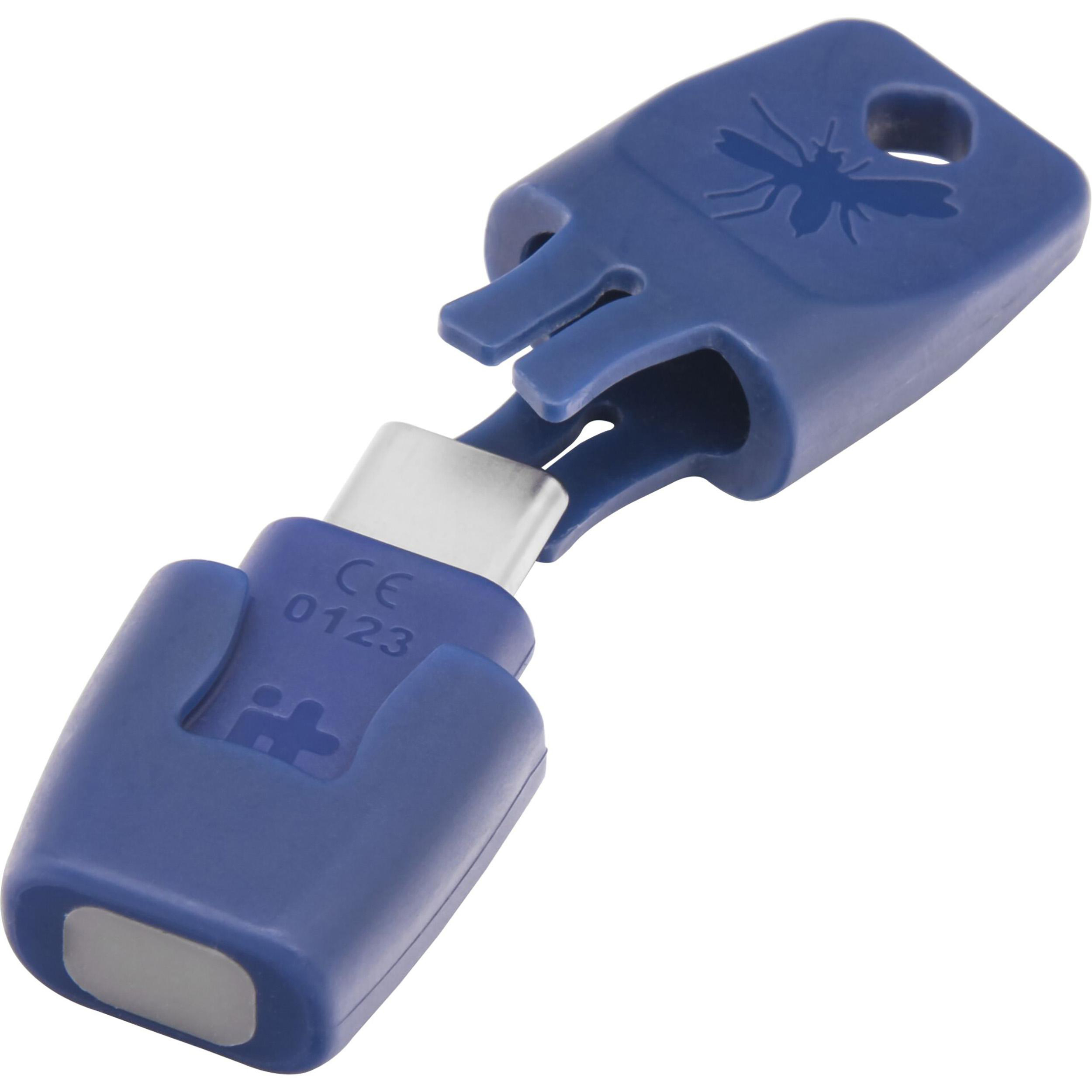 Ein blaues Mückenschutzgerät mit einem USB-C-Anschluss.