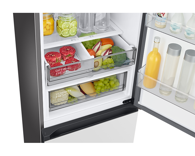 Hűtőszekrény belseje friss termékekkel és tartályokkal, közelkép, modern design.