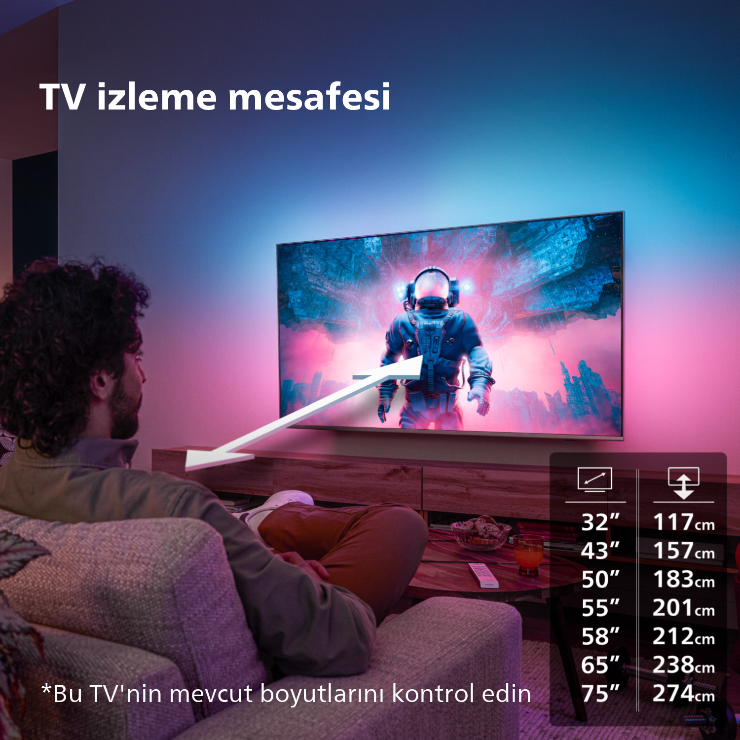 Bir adam, uzayda bir astronot gösteren büyük bir TV ekranını izliyor.