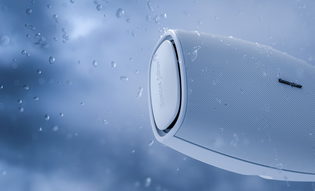 Weißer Lautsprecher mit Wassertropfen, Jabra-Logo sichtbar, blauer Hintergrund.