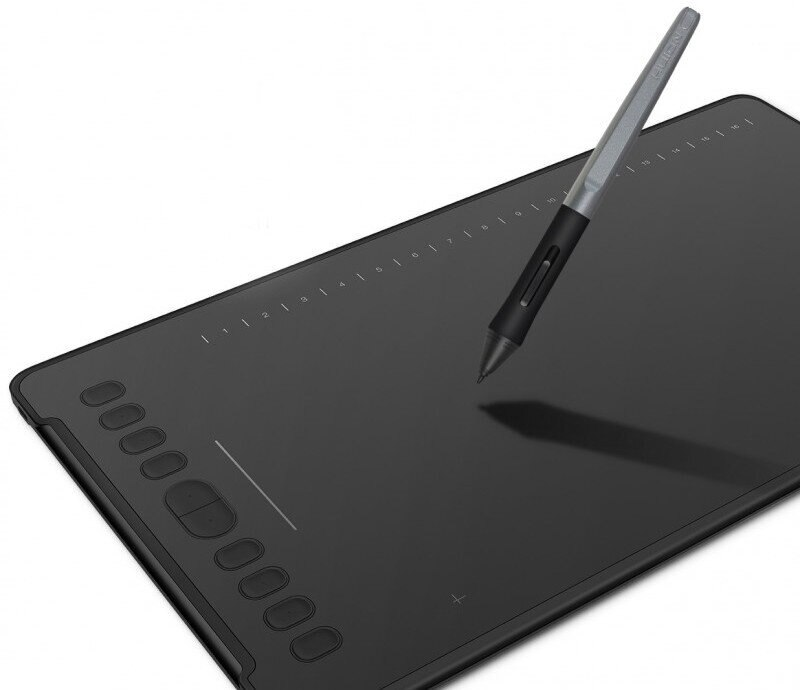 Czarny tablet graficzny z rysikiem na wierzchu, gotowy do sztuki cyfrowej.