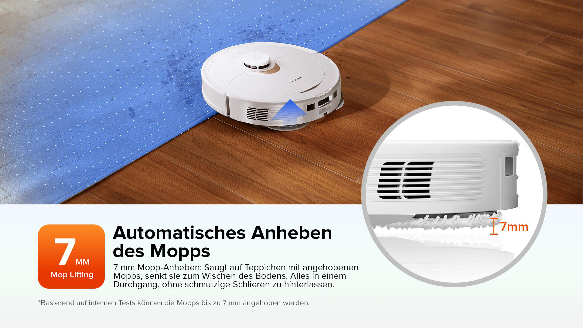Roboter-Staubsauger reinigt Holzboden und blaue Matte. Text: Automatisches Anheben.