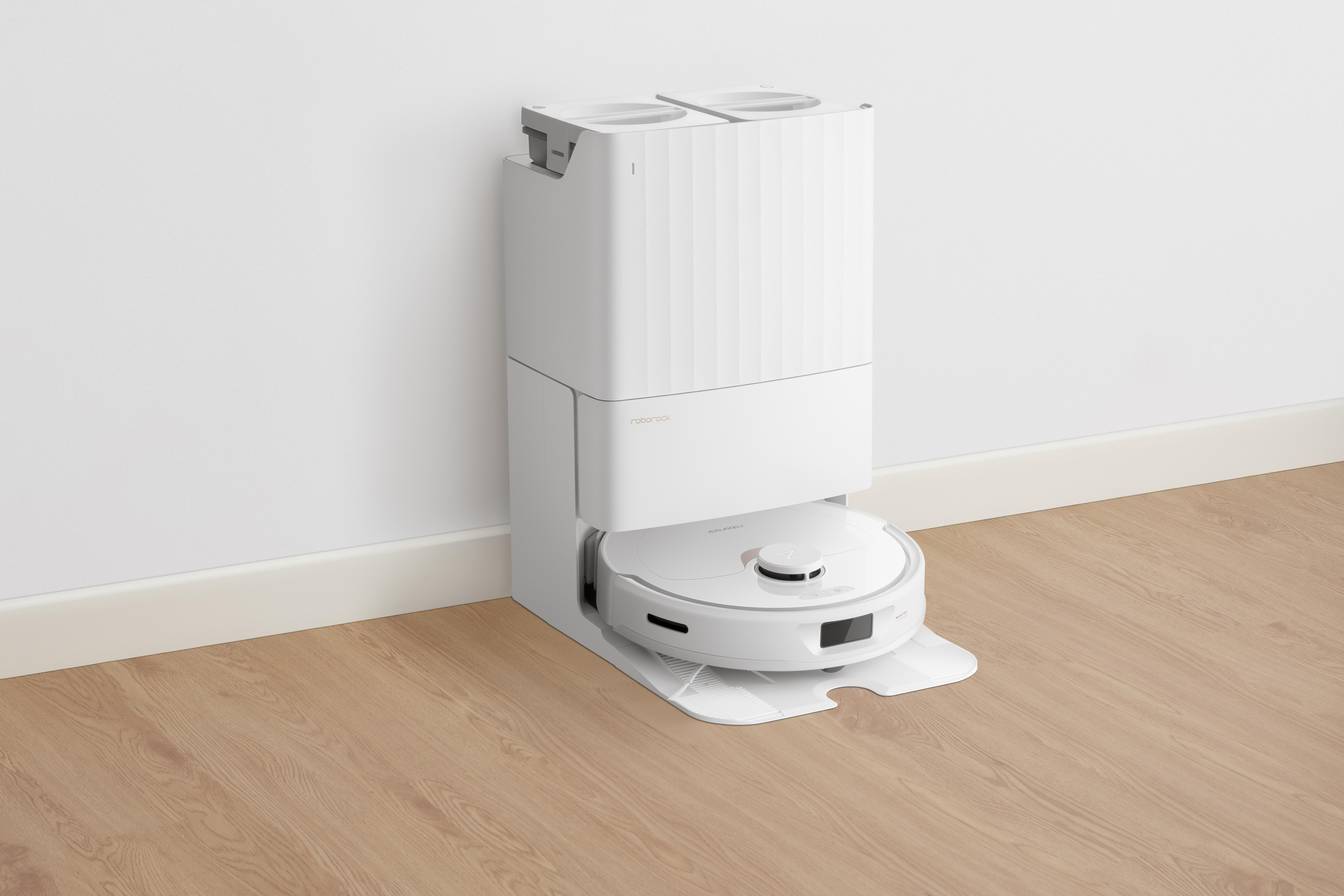 Roborock Roboter-Staubsauger und seine Ladestation auf einem Holzboden.