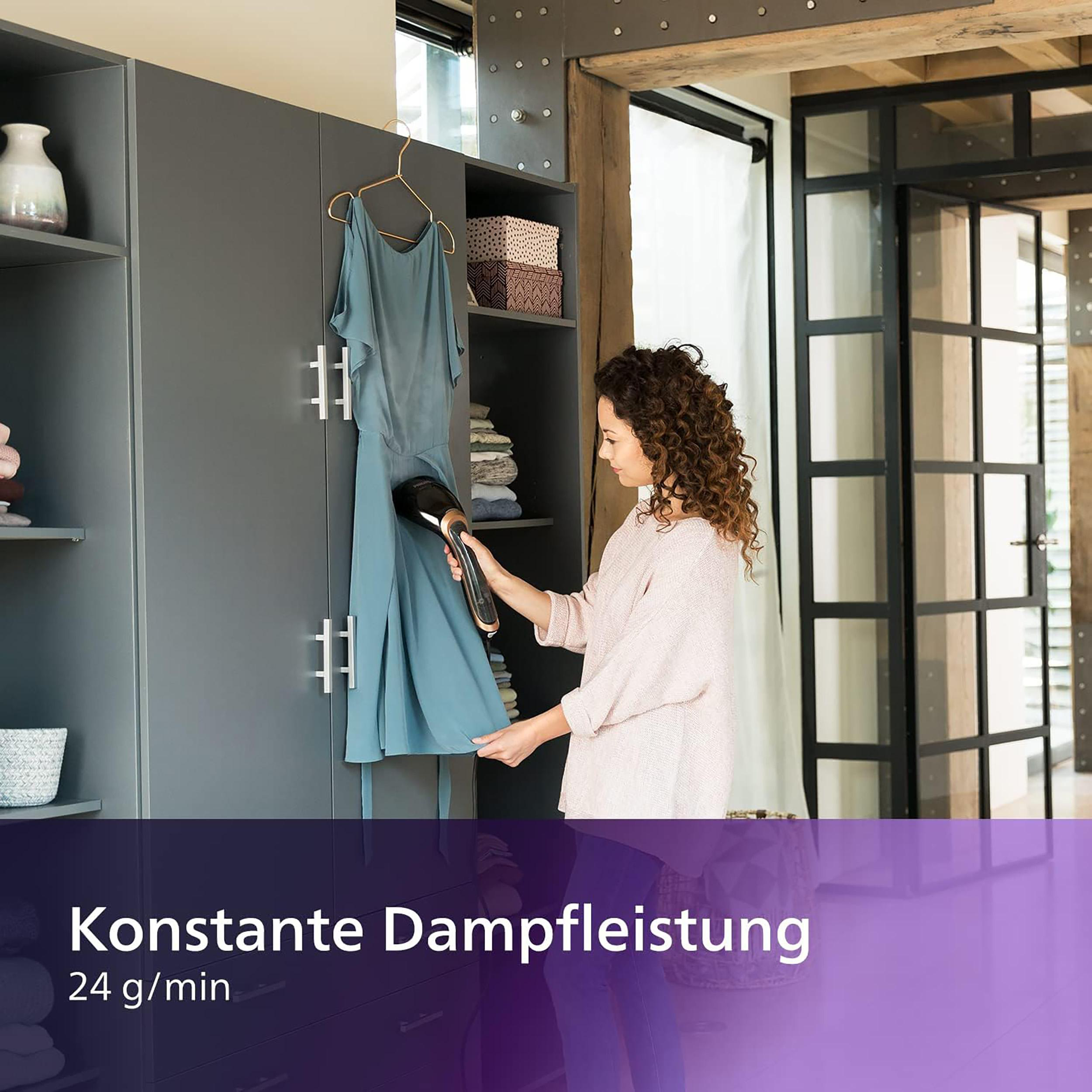 Eine Frau, die ein Kleid mit einem schwarzen Dampfgarer bedampft. Der Text lautet 'Konstante Dampfleistung'.