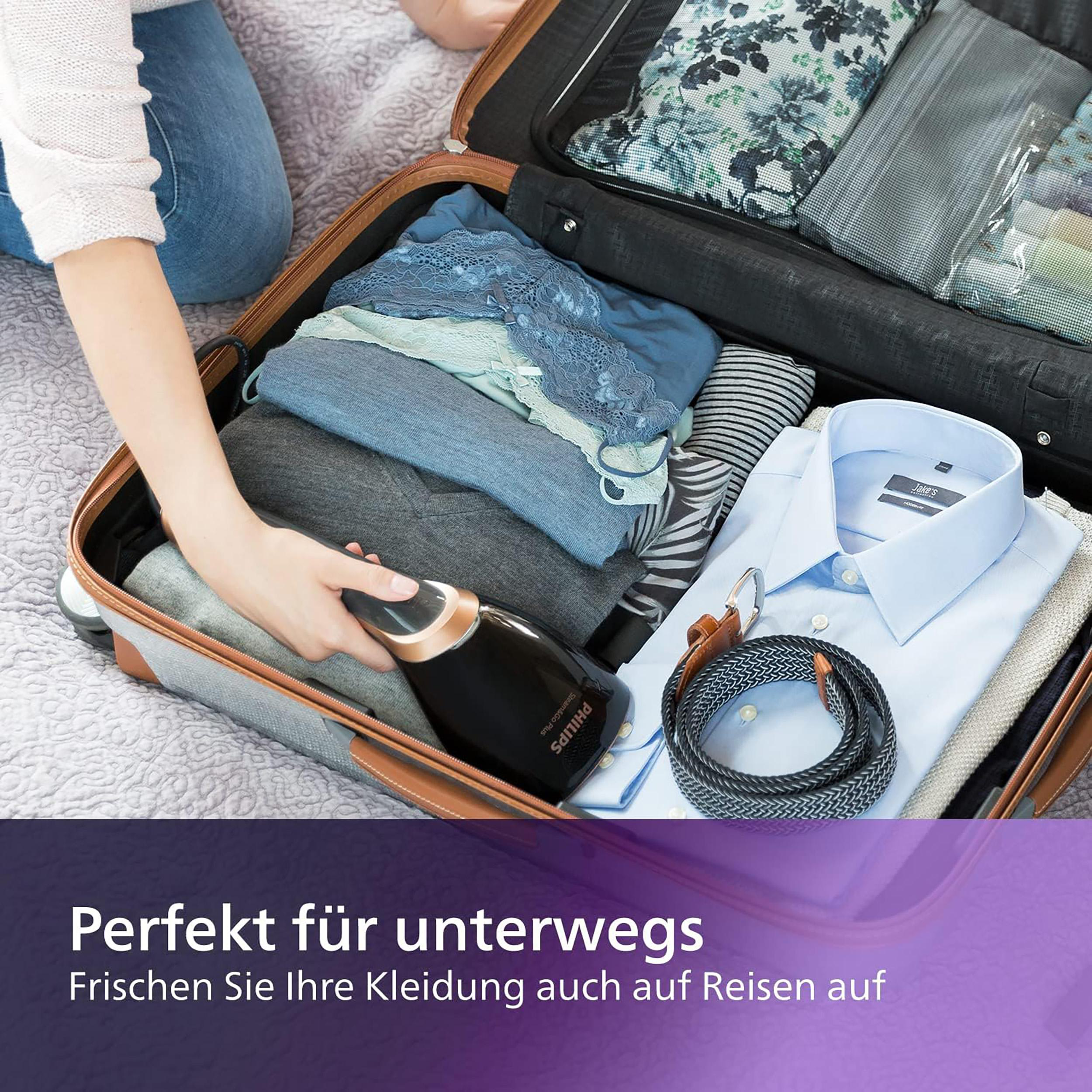 Eine Frau packt einen Koffer mit Kleidung und einem tragbaren Kleiderdampfer. Text sagt 'Perfekt für unterwegs'.