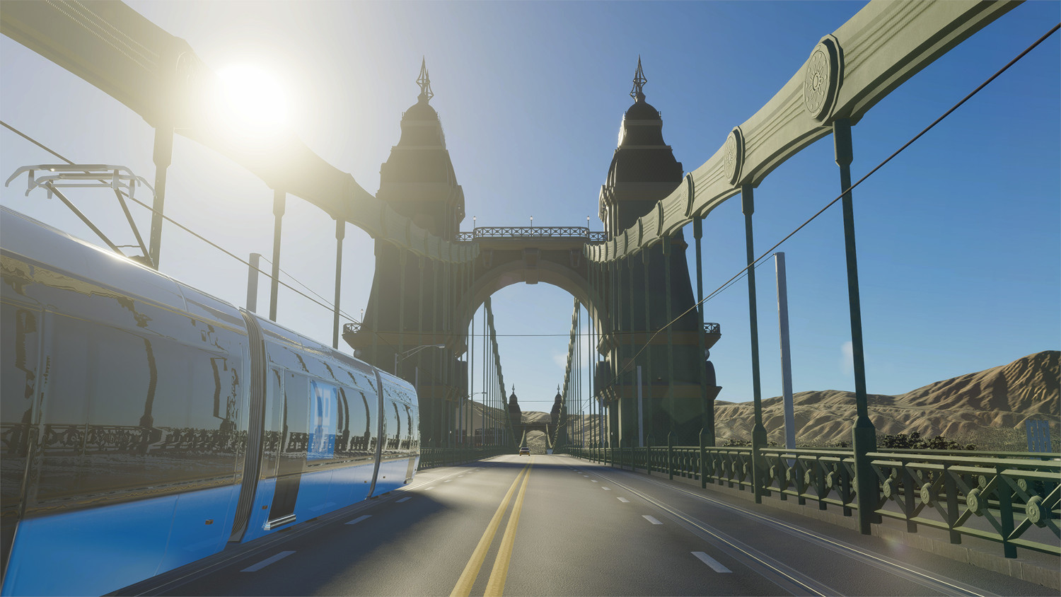 Een brug met een tram die eroverheen rijdt. De zon schijnt. Blauwe lucht met bergen op de achtergrond.