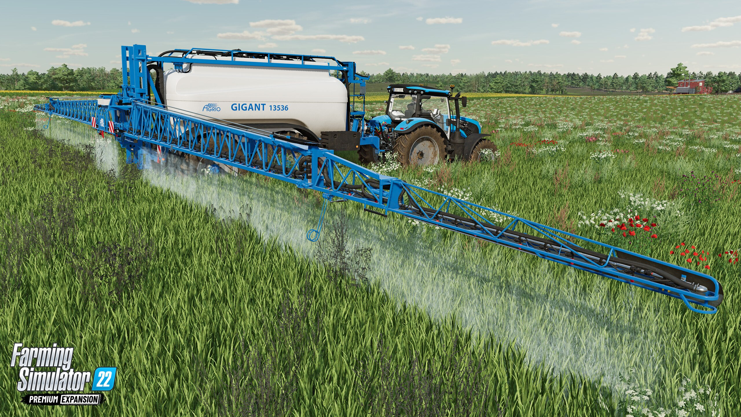 Traktor ciągnący opryskiwacz na trawiastym polu. Są rośliny i błękitne niebo.