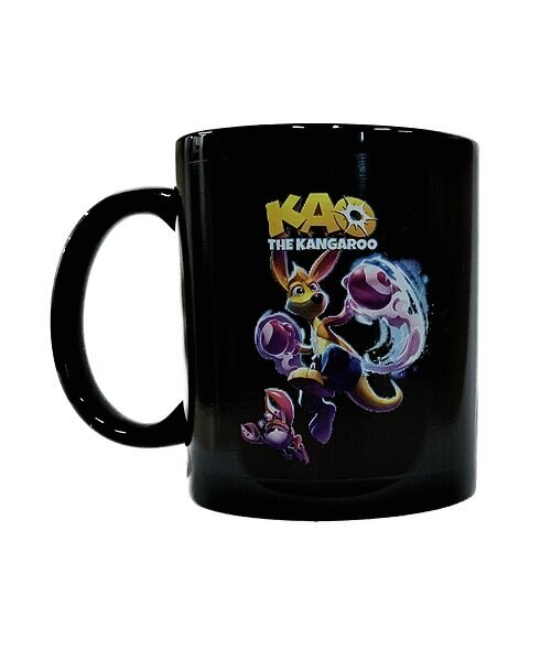 Czarny kubek z grafiką Kao the Kangaroo. Kangur jest w pozycji bojowej, na białym tle.