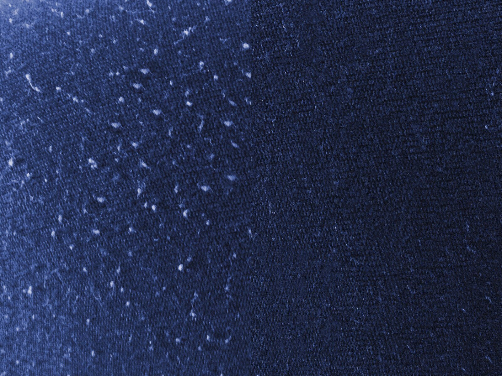 Ciemnoniebieska tkanina z białymi cząsteczkami kurzu, tworząc efekt nakrapiania.