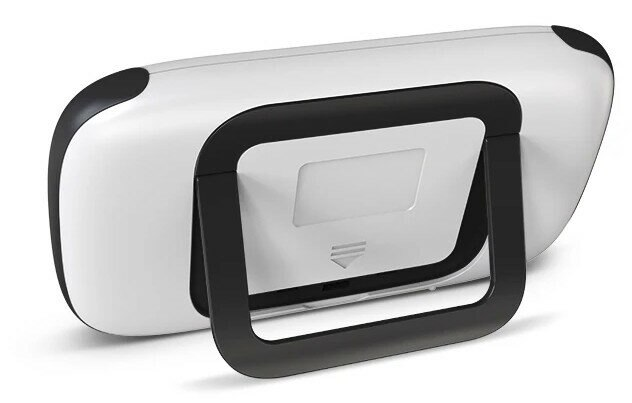 Tył białego budzika z czarną ramą i podstawą.