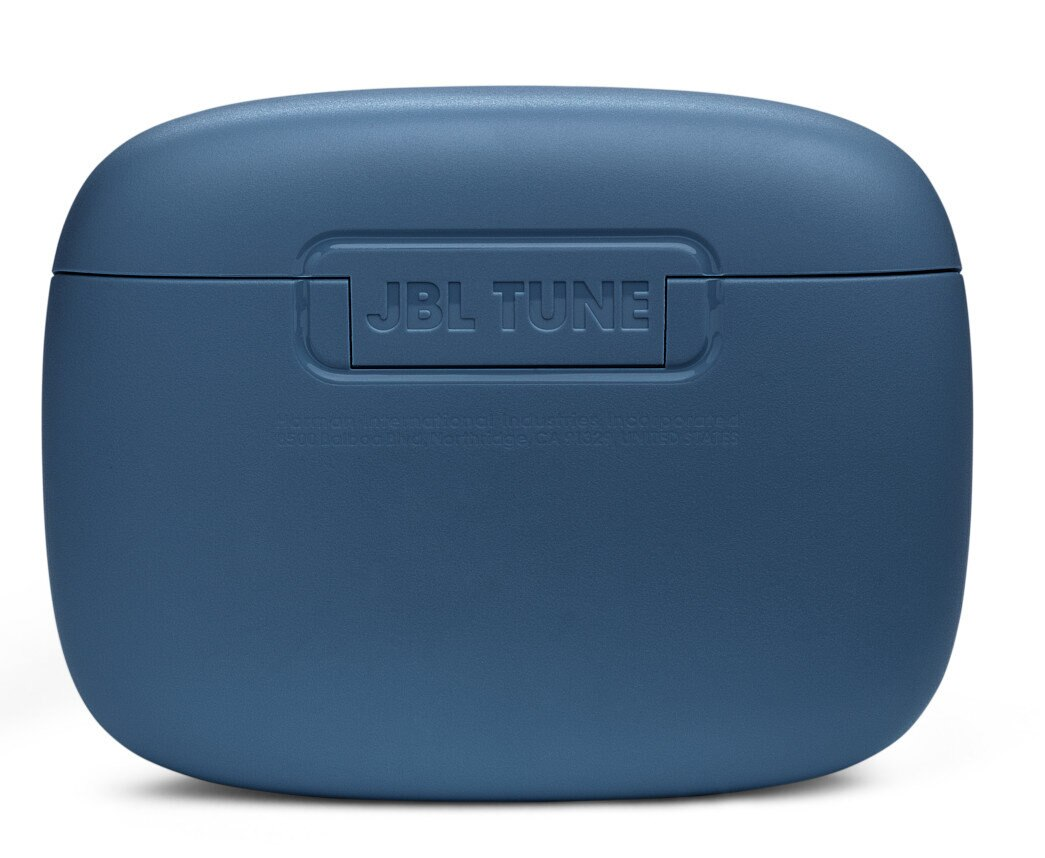 Niebieskie zamknięte etui na słuchawki JBL Tune na białym tle.