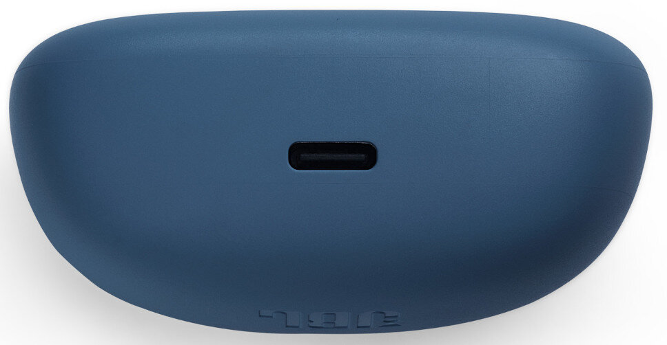 Niebieskie etui ładujące z portem USB-C. Powierzchnia jest gładka, a logo znajduje się na dole.
