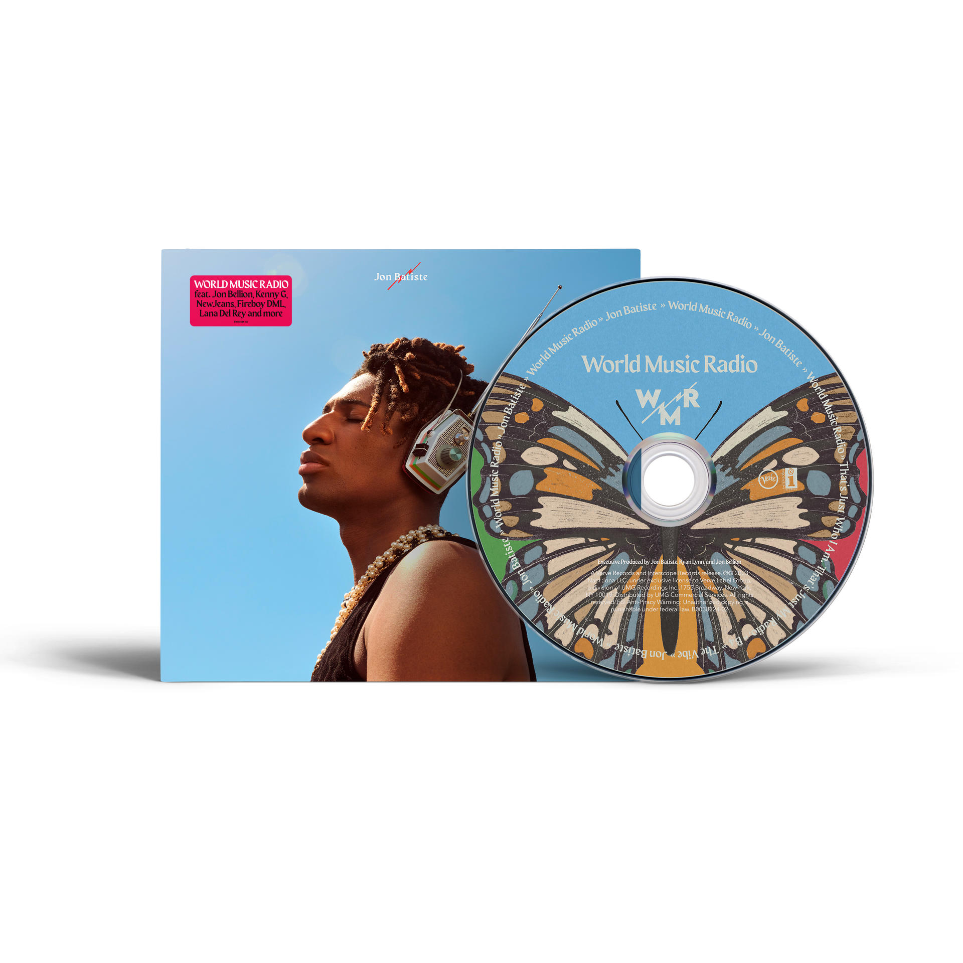 Mann mit Kopfhörern und CD-Album. Albumcover mit Text und Künstlername. CD mit Schmetterlingsflügel-Design.