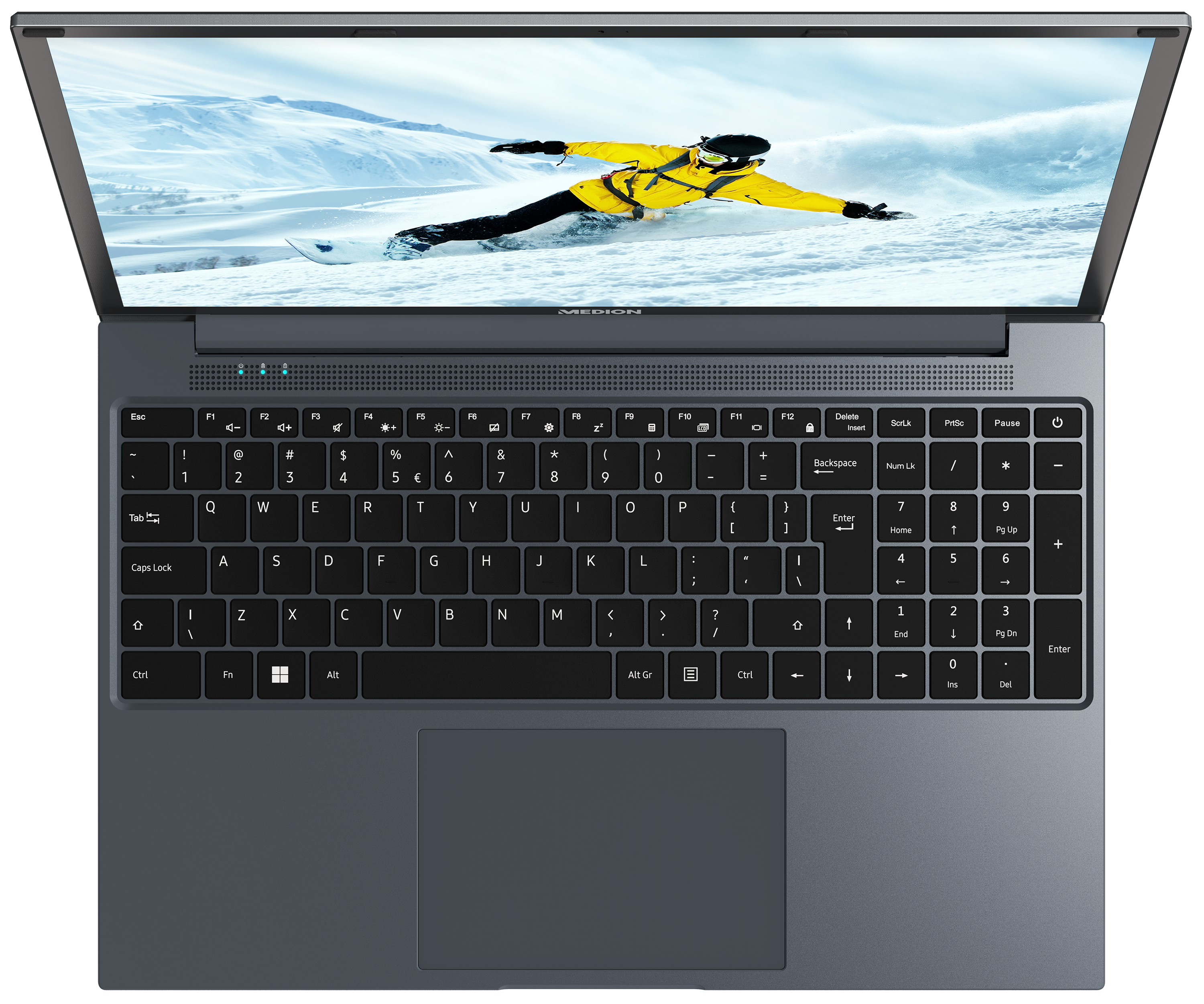 Geöffnete Laptop-Tastatur mit einer schneebedeckten Berglandschaft auf dem Bildschirm.