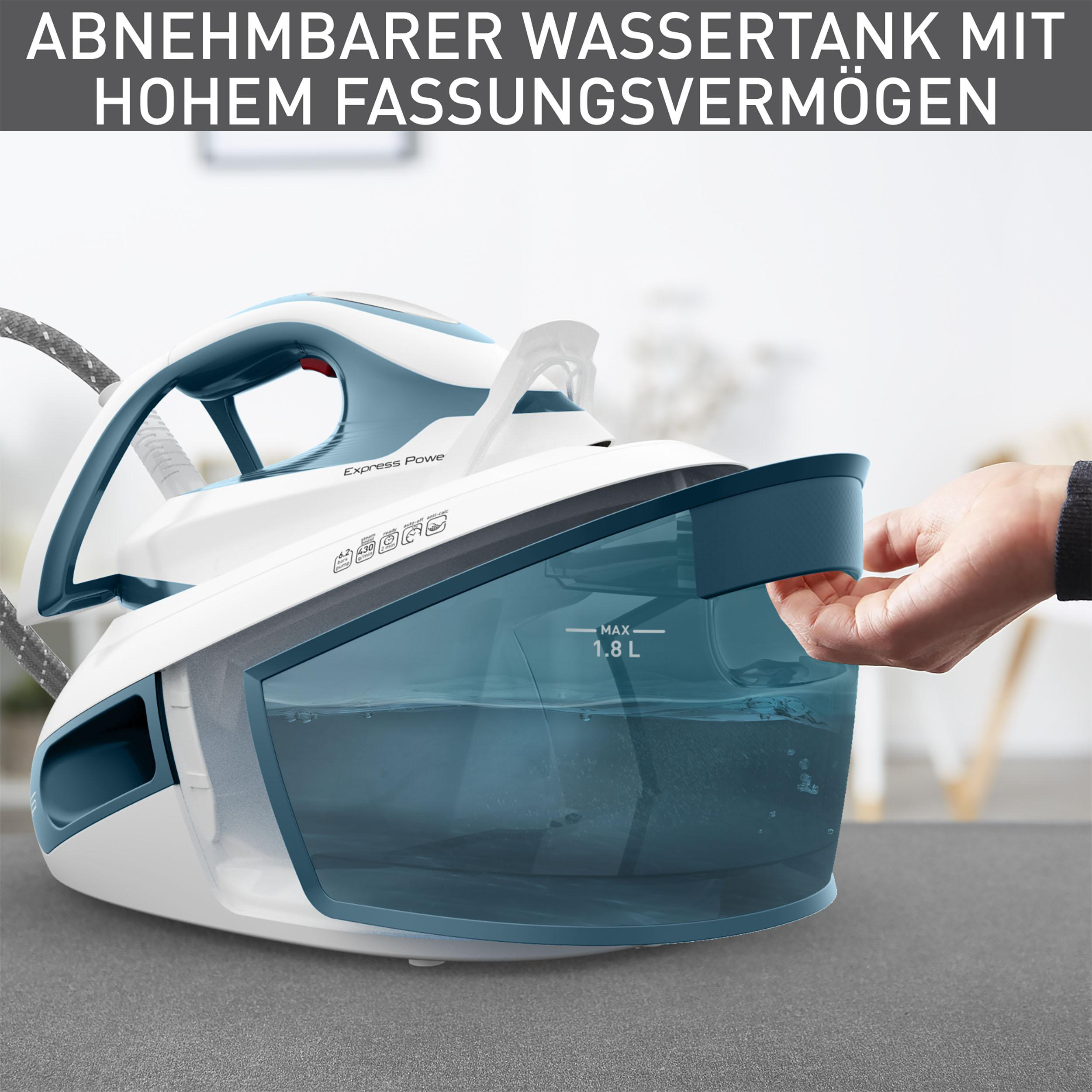 Ein weißes und blaues Dampfbügeleisen mit transparentem Wassertank, der gefüllt wird.