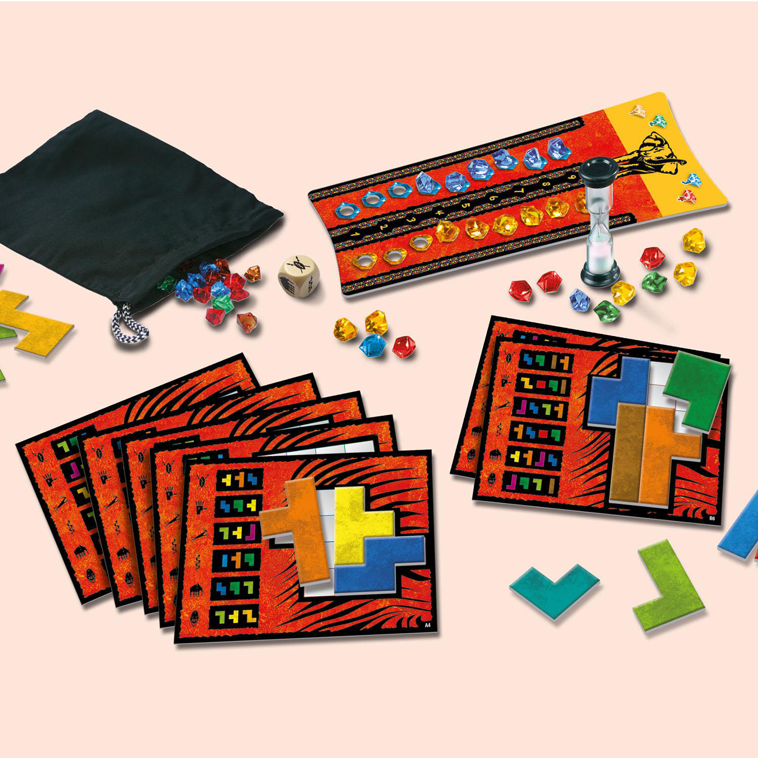 Brettspiel mit farbigen Kacheln, Karten, einem schwarzen Beutel, Würfeln und einem Timer, alles auf rosa Untergrund.