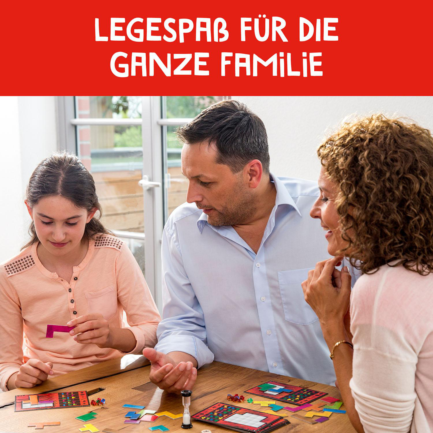 Familie spielt Brettspiel. Titeltext lautet "Legespaß für die ganze Familie".