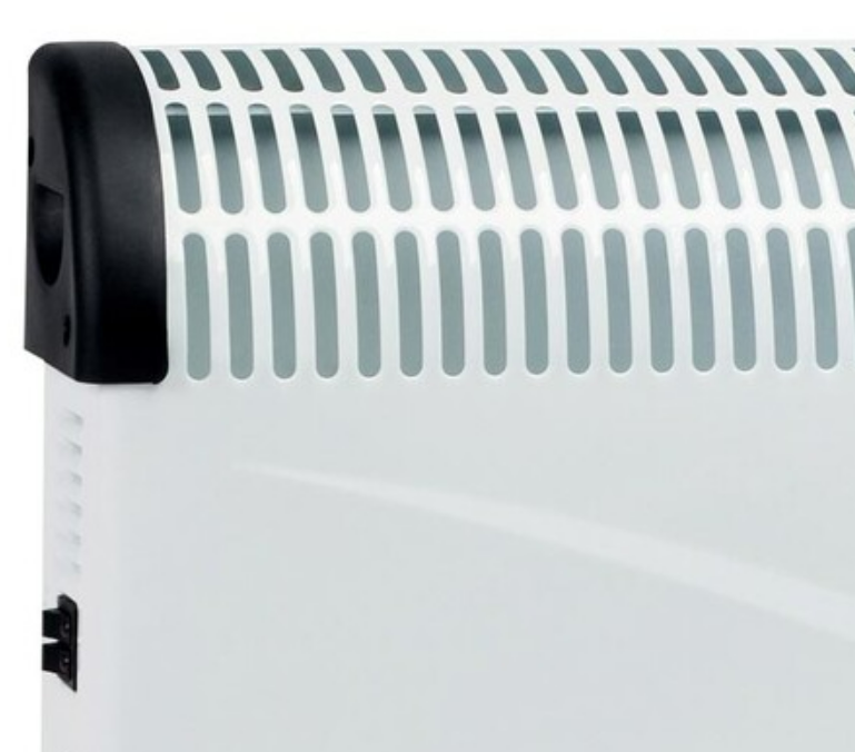 Közelkép egy fehér elektromos fűtőtestről fekete tetővel és függőleges résekkel. Az oldalon egy kis fekete kapcsoló található.