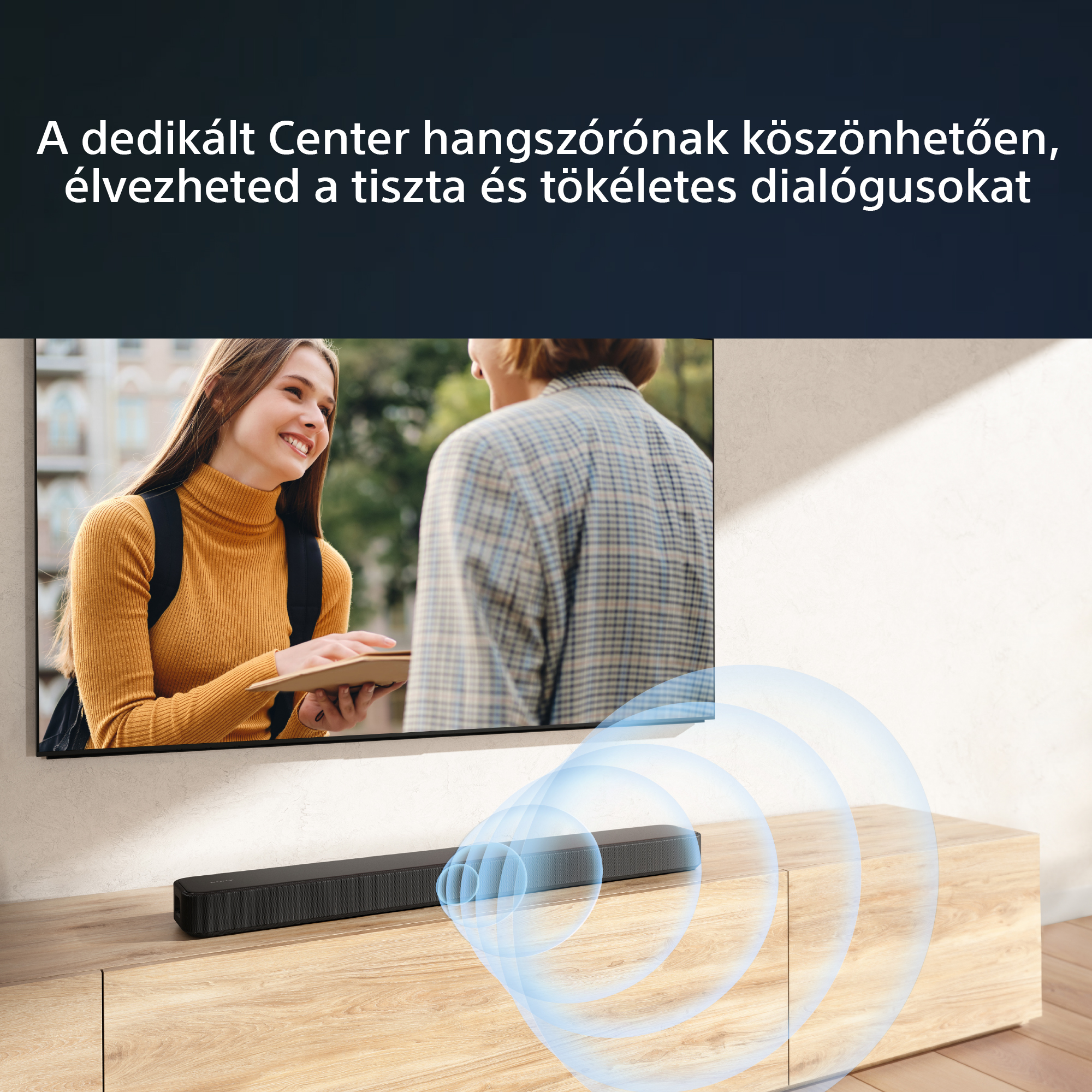 TV hangprojektorral alatta. Emberek egy jelenetben a tévében.