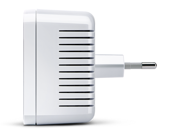 Adaptador de enchufe blanco. Tiene un enchufe, con un cuerpo rectangular y ranuras de ventilación.