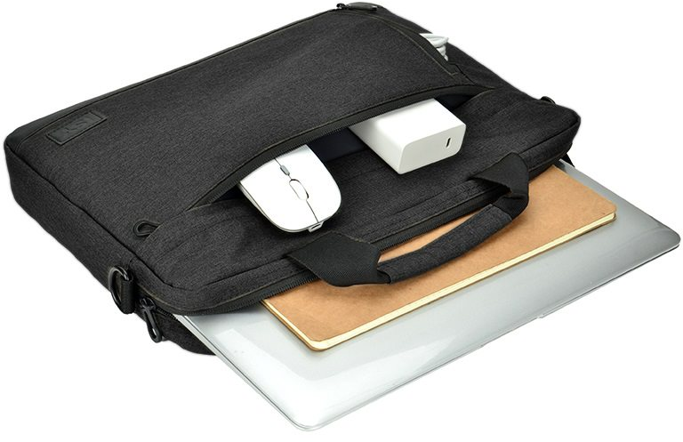 Offene schwarze Laptoptasche. Laptop, Maus und Ladegerät innen. Weißer Hintergrund.