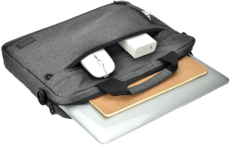 Graue Laptoptasche mit Laptop, Maus und Ladegerät. Schwarzer Griff und Reißverschluss.