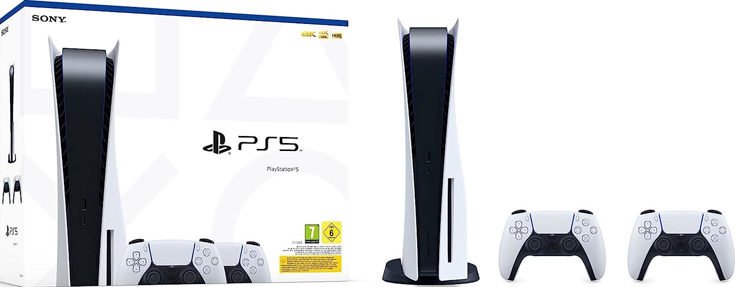 PlayStation 5 Konsole und Zubehör im Studio. Box, Konsole und zwei Controller sind sichtbar.