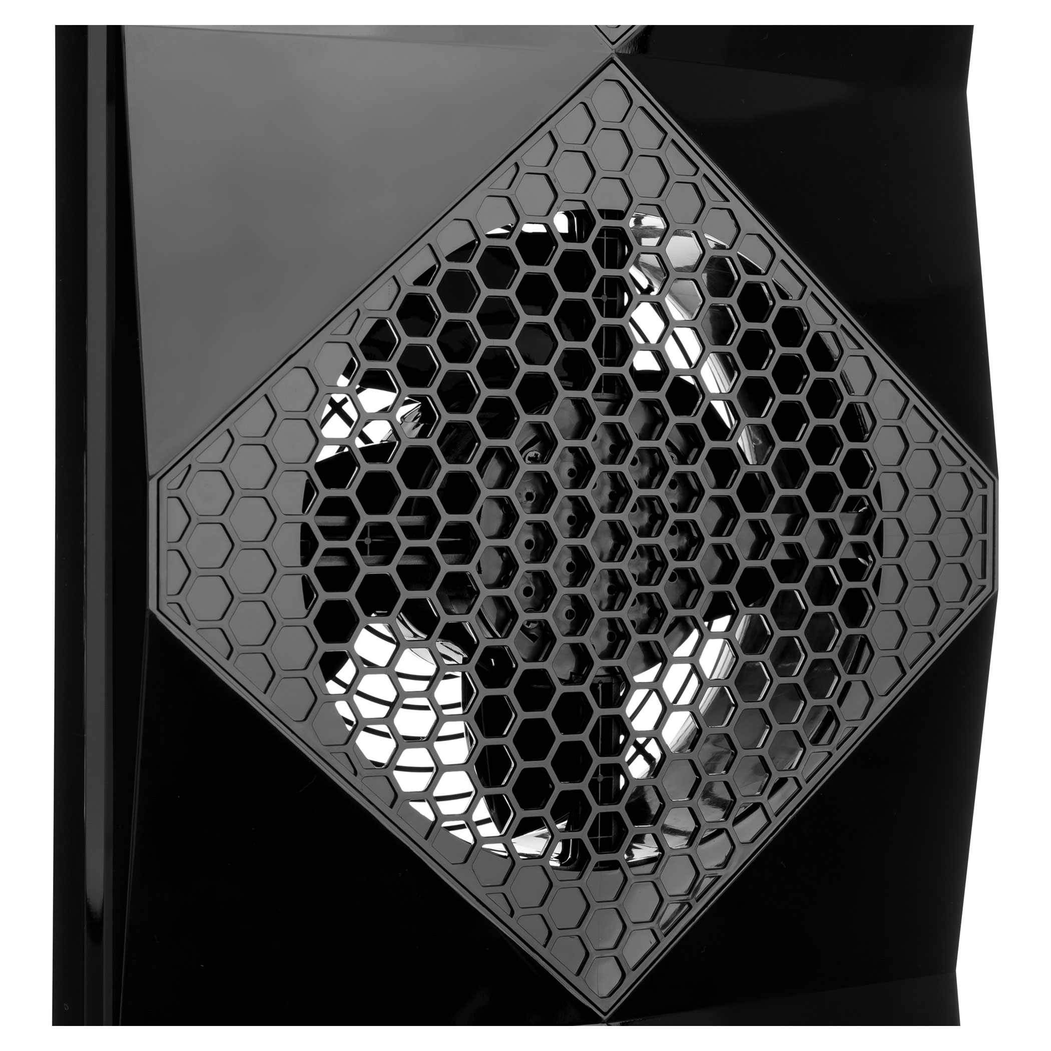Egy fekete számítógépház ventilátor gyémánt alakú ráccsal. Méhsejtmintázata van.